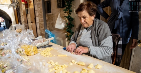 Bari, la storia delle "signore delle orecchiette" dell'Arco Basso: �Custodiamo un'antica arte�